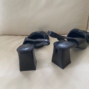 Black low heels with bow